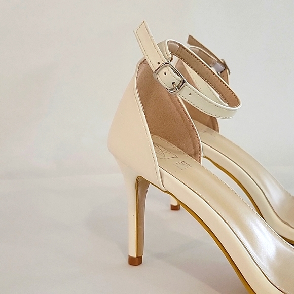 Women's Sandals Open toe and closed heel Beige color - Picture 2 of 14